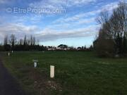 Terrain à CHAMPAGNE-LES-MARAIS