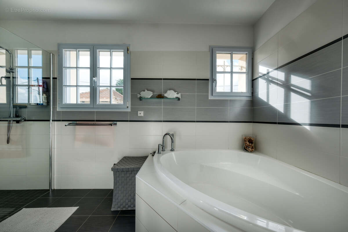 Maison indivdiuelle de plain pied - 210m2 - 5 chambres - dpe c - photo 16
