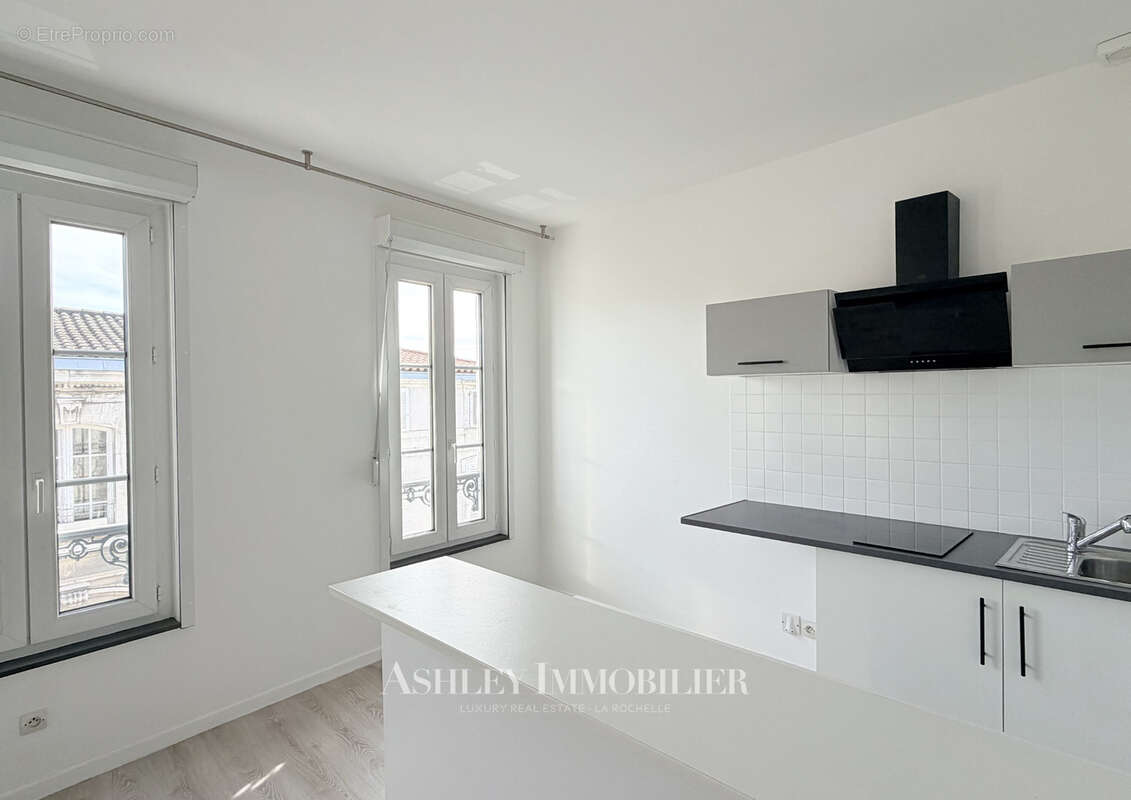 À vendre : immeuble de caractère situé à seulement 200 m du marché central de La Rochelle, comprenant 7 appart - photo 10