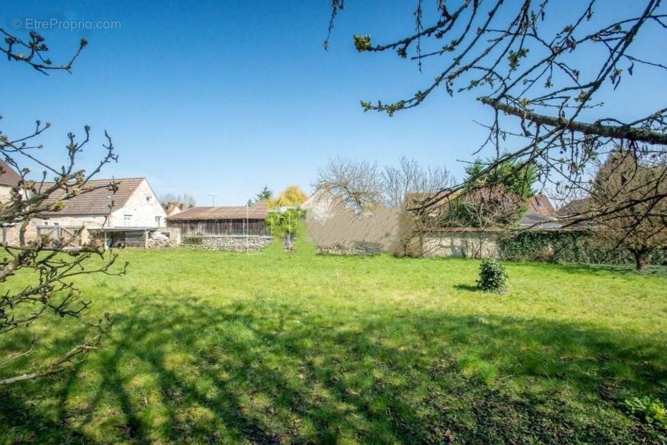 Photo Terrain à Jouy-Le-Moutier au prix de 235 000€