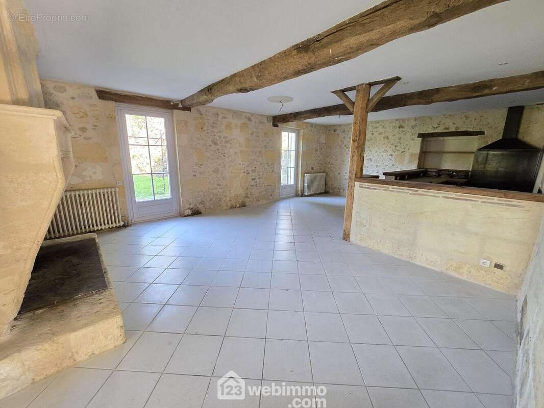 Puis entrons directement dans la salle de séjour/cuisine