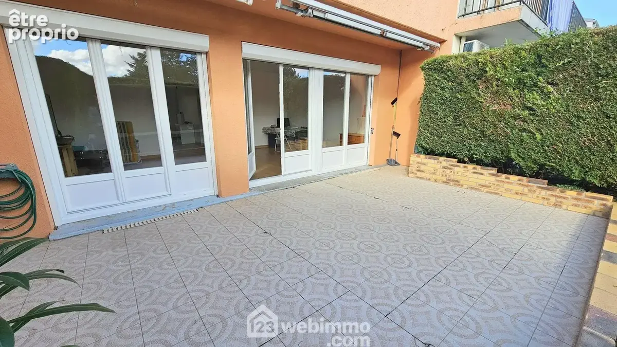 Une terrasse de 20 m² avec son store banne et sans vis à vis.