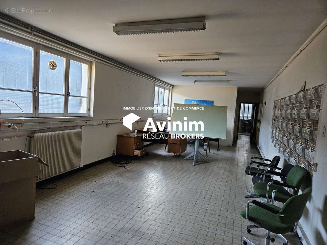 Commerce 7429 m² à Cousance  - photo 7