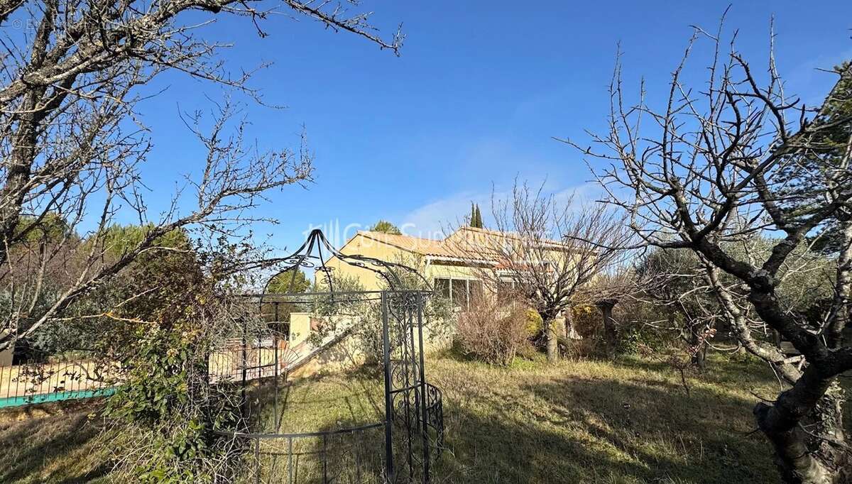 Maison à LA ROQUE-SUR-PERNES