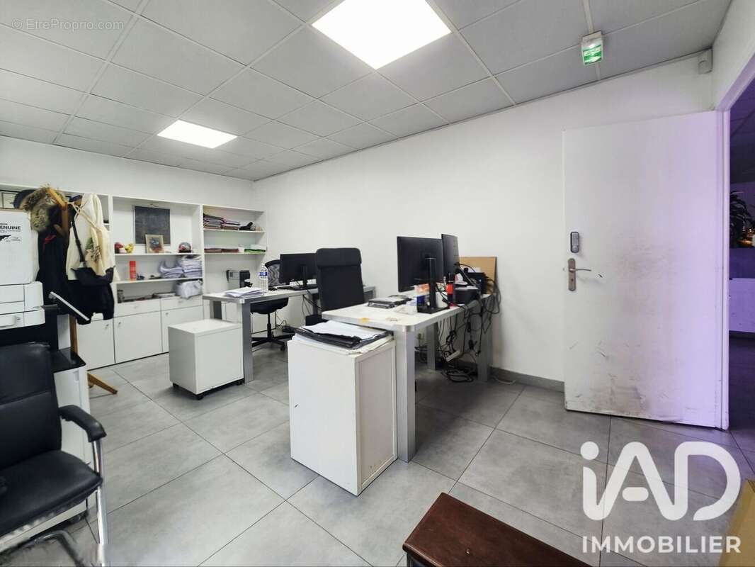 Commerce 1749 m² à La Courneuve  - photo 3