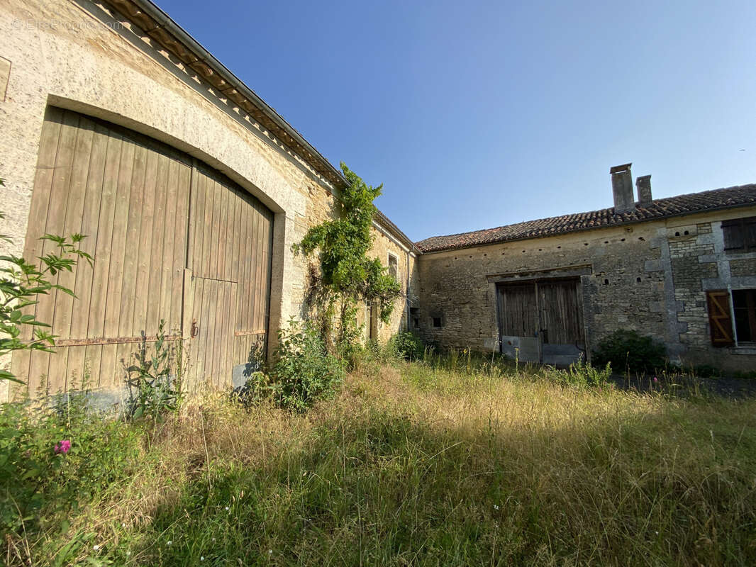 11KM GARE TGV ANGOULEME, RARE ! Authentique corps de ferme à rénover avec dépendances et terrain. - photo 11