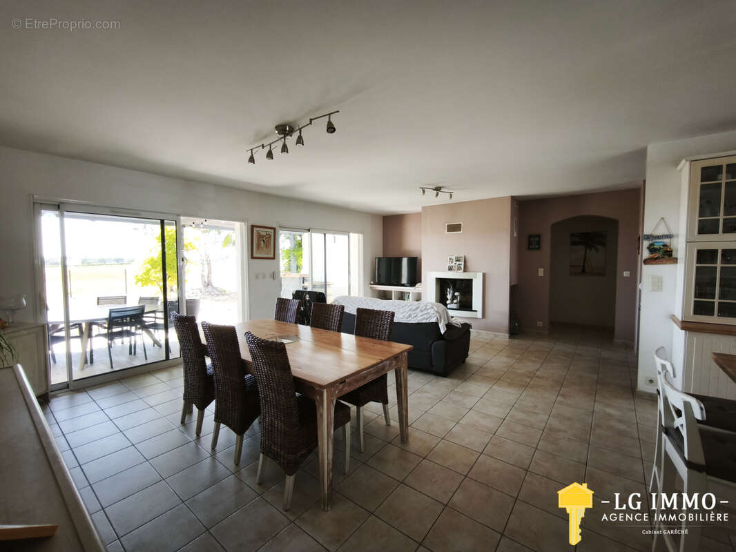 Coup de cœur à Cozes! Belle maison familiale de 148 m2   5 chambres   Terrain clos et arboré de plus de 1 000 - photo 7