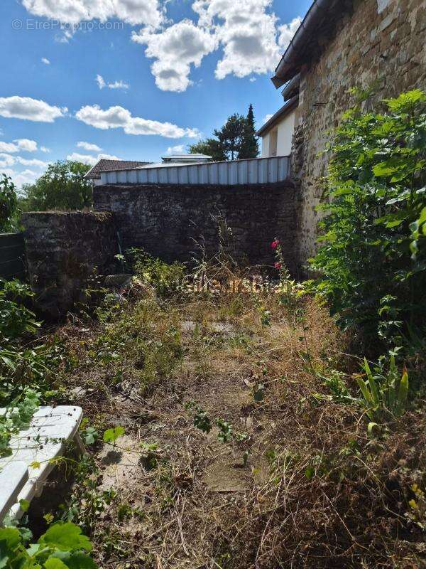 Maison à rénover situé à Montigny le Roi - photo 2