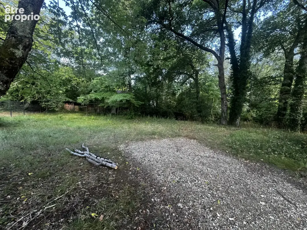 A SAISIR : terrain à bâtir première ligne, clôturé, partiellement viabilisé - photo 2