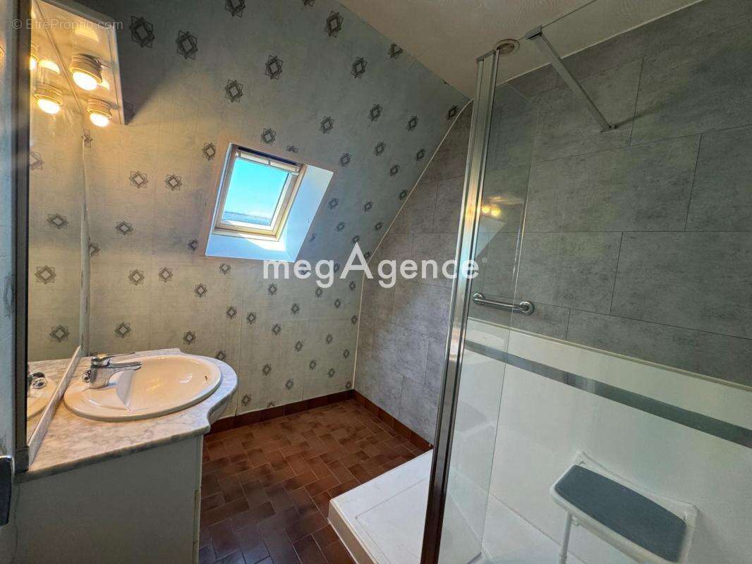 Lanester – Maison 3 chambres avec garage, jardin clos et beau potentiel - photo 9