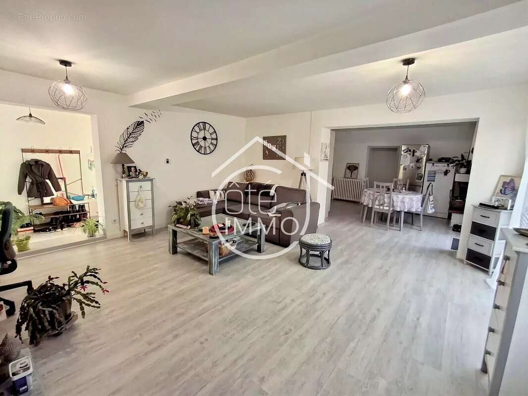 Maison à COURS-DE-PILE