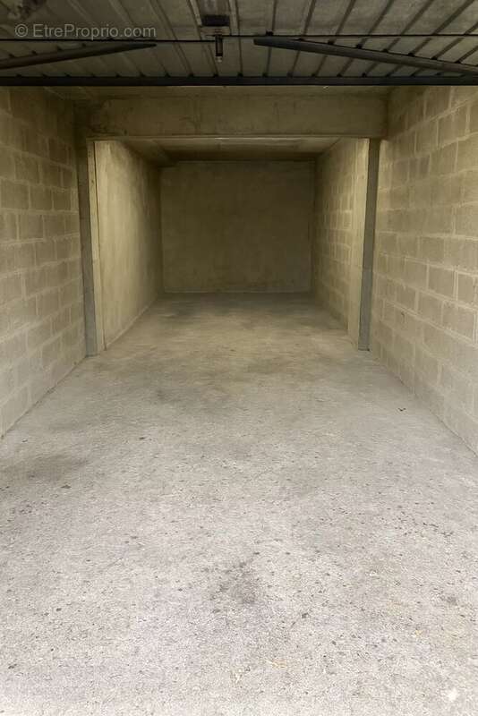 Parking à PARIS-11E