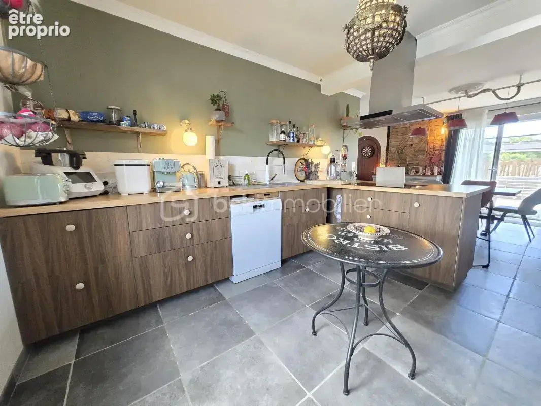 Une maison familiale aux beaux volumes, avec terrain et sous-sol complet - photo 3