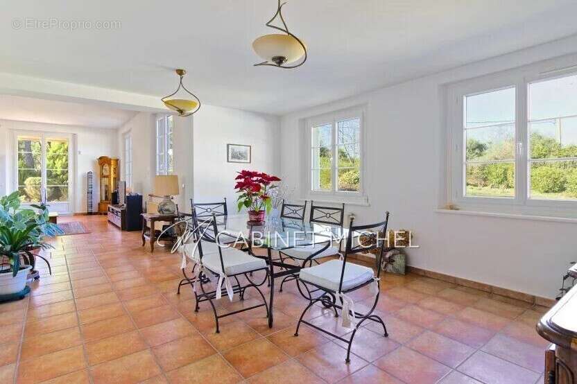 Maison à ROQUEFORT-LES-PINS