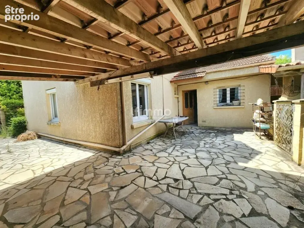 Maison familiale avec jardin et dépendance - photo 10