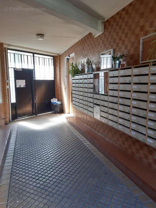 ENTREE - Ier IMMEUBLE - Appartement à PARIS-20E