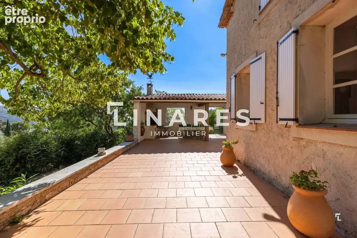 PLEIN SOLEIL - Villa T6 de 206m² - Piscine - Cuisine d'été - Terrain de 3400m² - 13011 LA TREILLE - photo 19