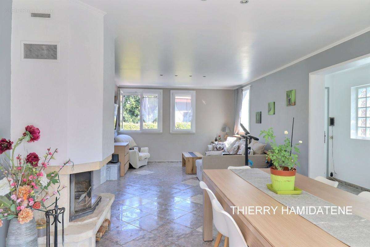 Secteur colonie 12mn a pied de la gare magnifique maison renovee de  156m2 6 pieces 4 chambres s/sol total  jardin fruitier espo - photo 5