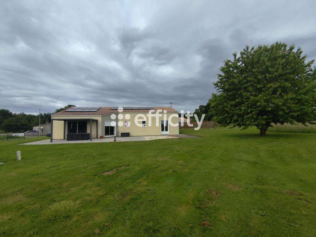 Maison 160 m² à Saint-Georges-Des-Coteaux  - photo 19