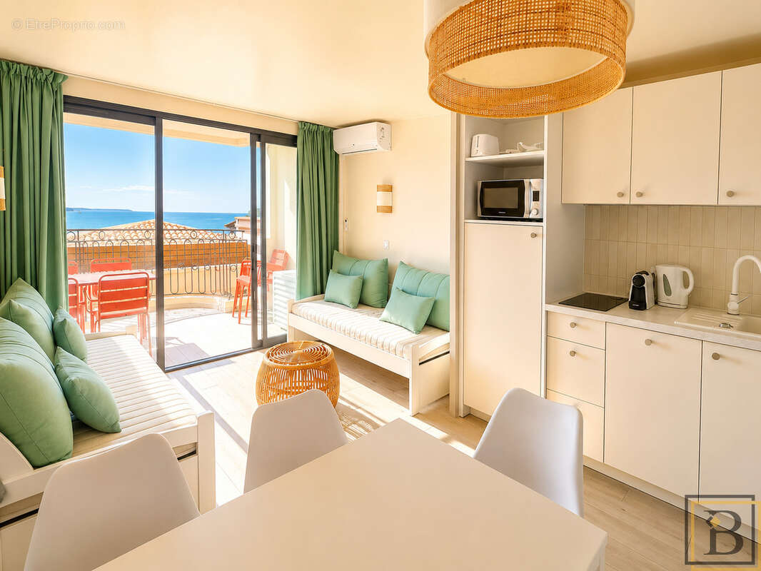 Vue mer pour ce 3 pièces avec terrasse et parking. Idéal investissement locatif à Cannes. - photo 3