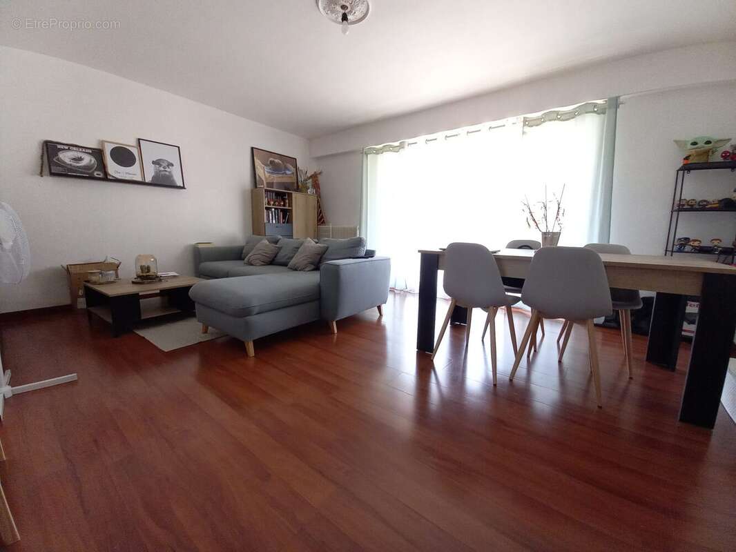 Spacieux séjour lumineux d'environ 23 m², idéal pour partager des moments en famille ou entre amis.
