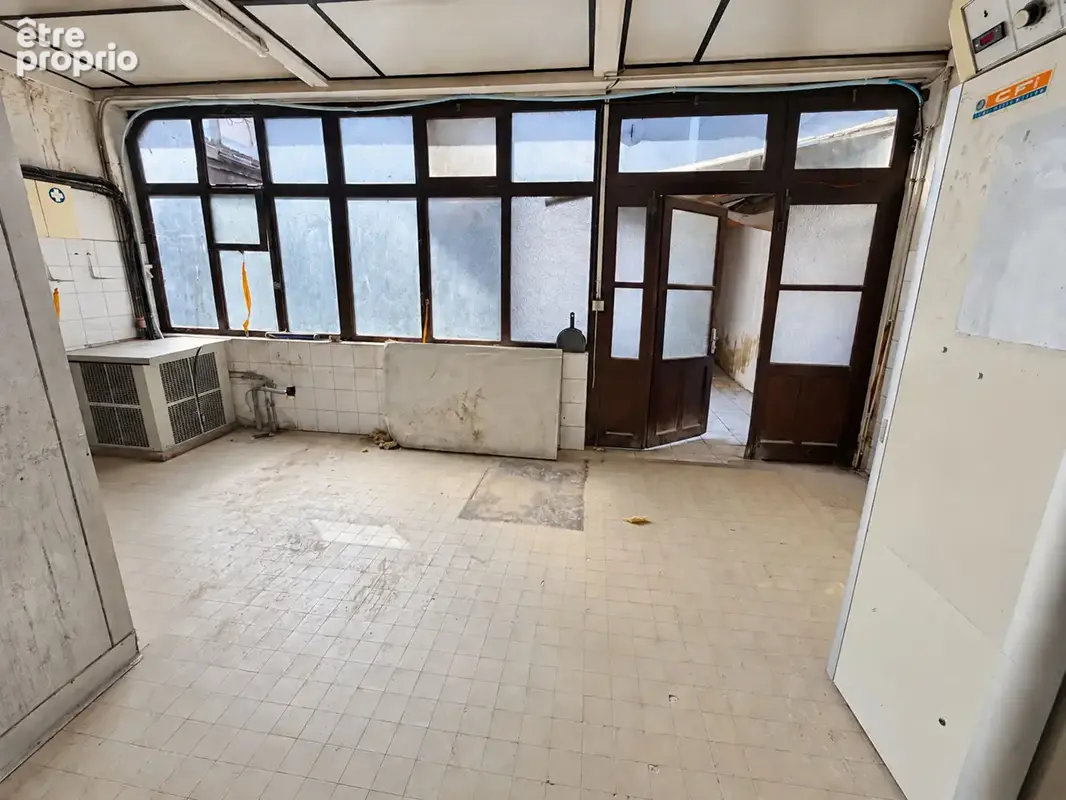 Local de 30m² environ en rez-de-chaussée dans l'arrière cour d'une copropriété - photo 2
