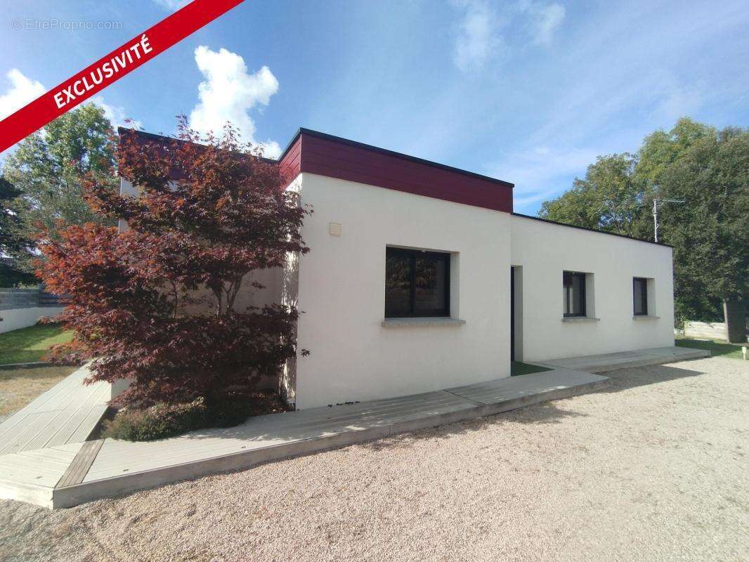 Maison à LA TRINITE-SURZUR