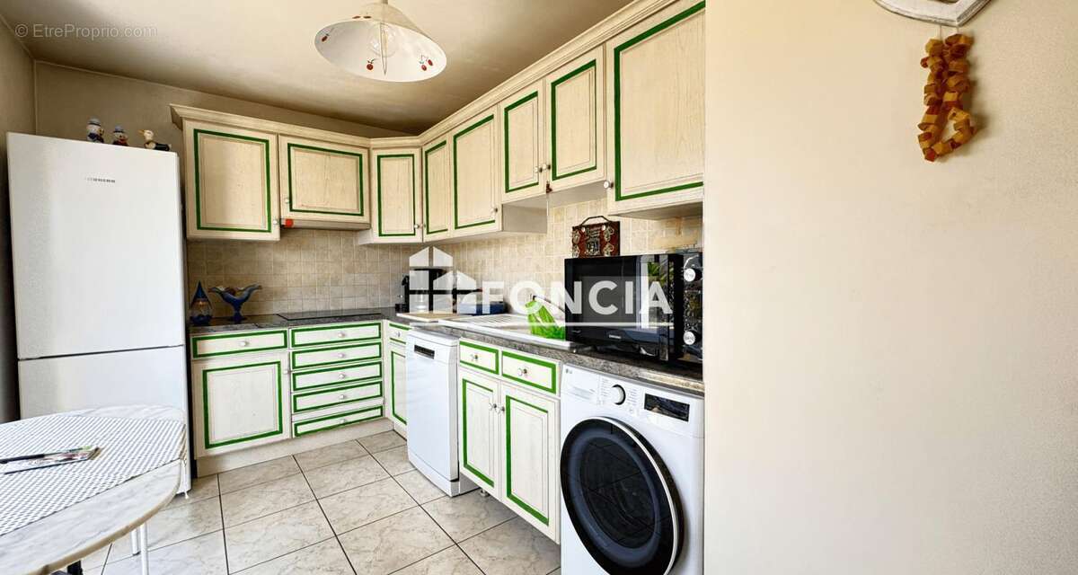   Saint-Raphaël Centre ville - Appartement T4 — 105m² — Dernier étage -- Garage -- Cave - photo 5