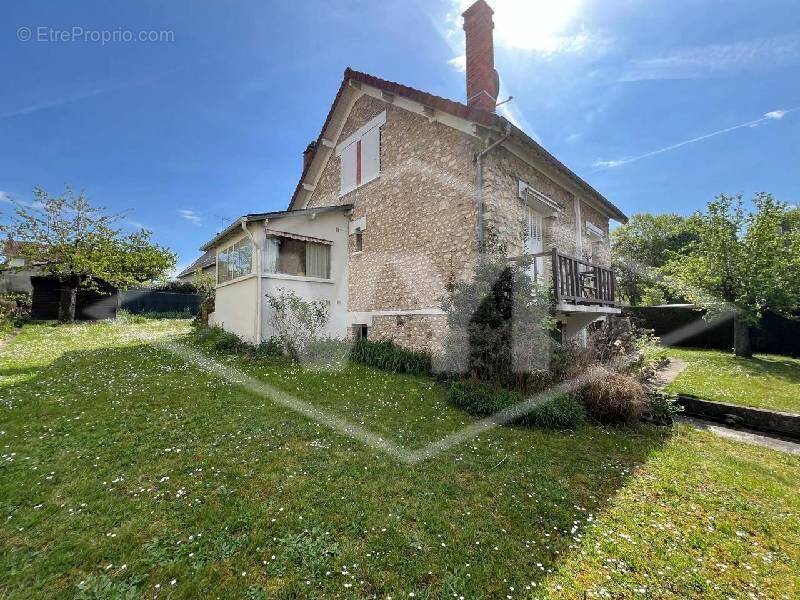 Maison à VARENNES-JARCY