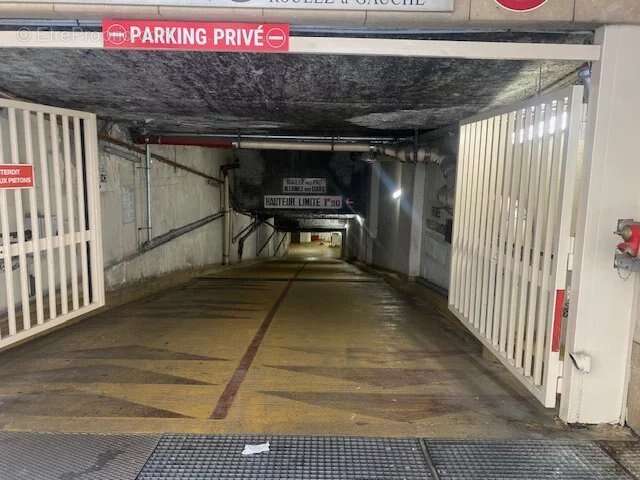 Parking à PARIS-16E