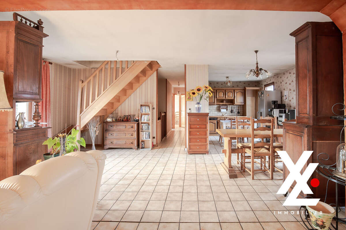 Maison à VELAINE-EN-HAYE