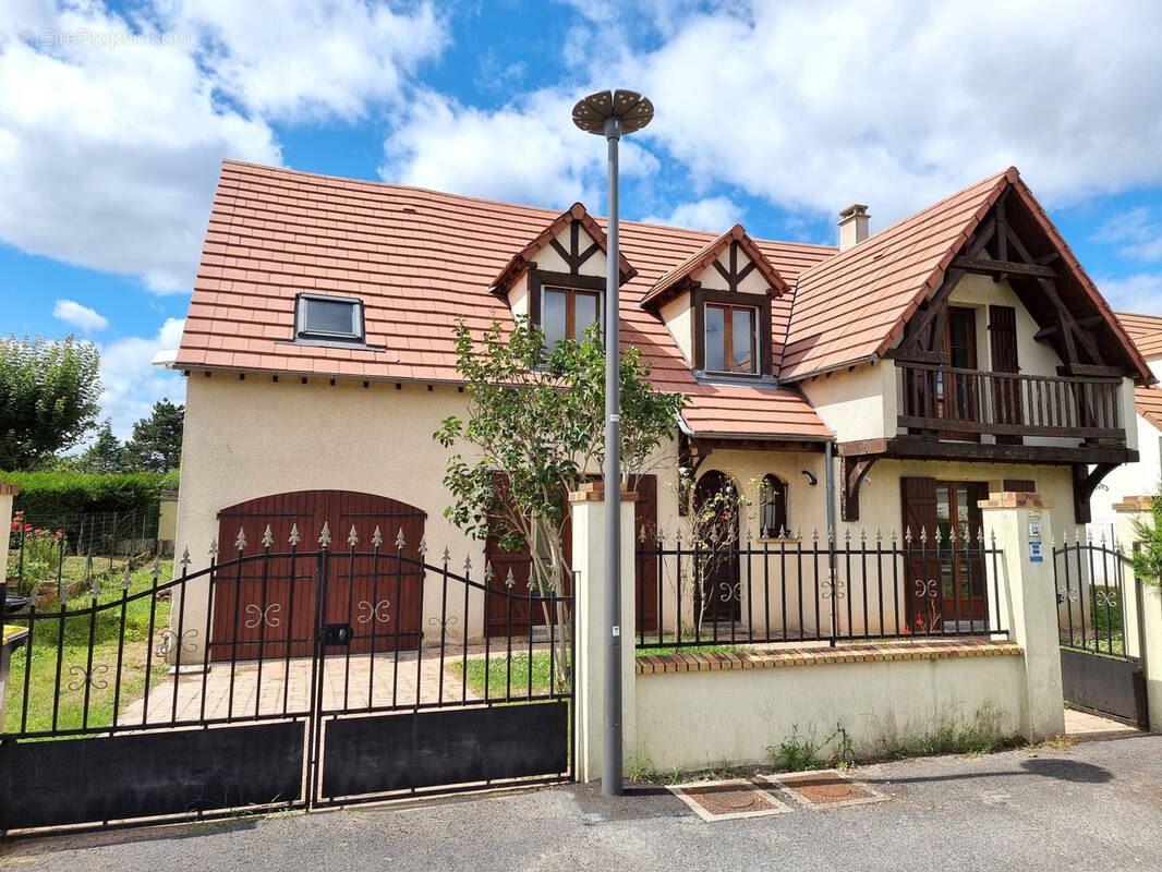 Maison à VAUX-LE-PENIL