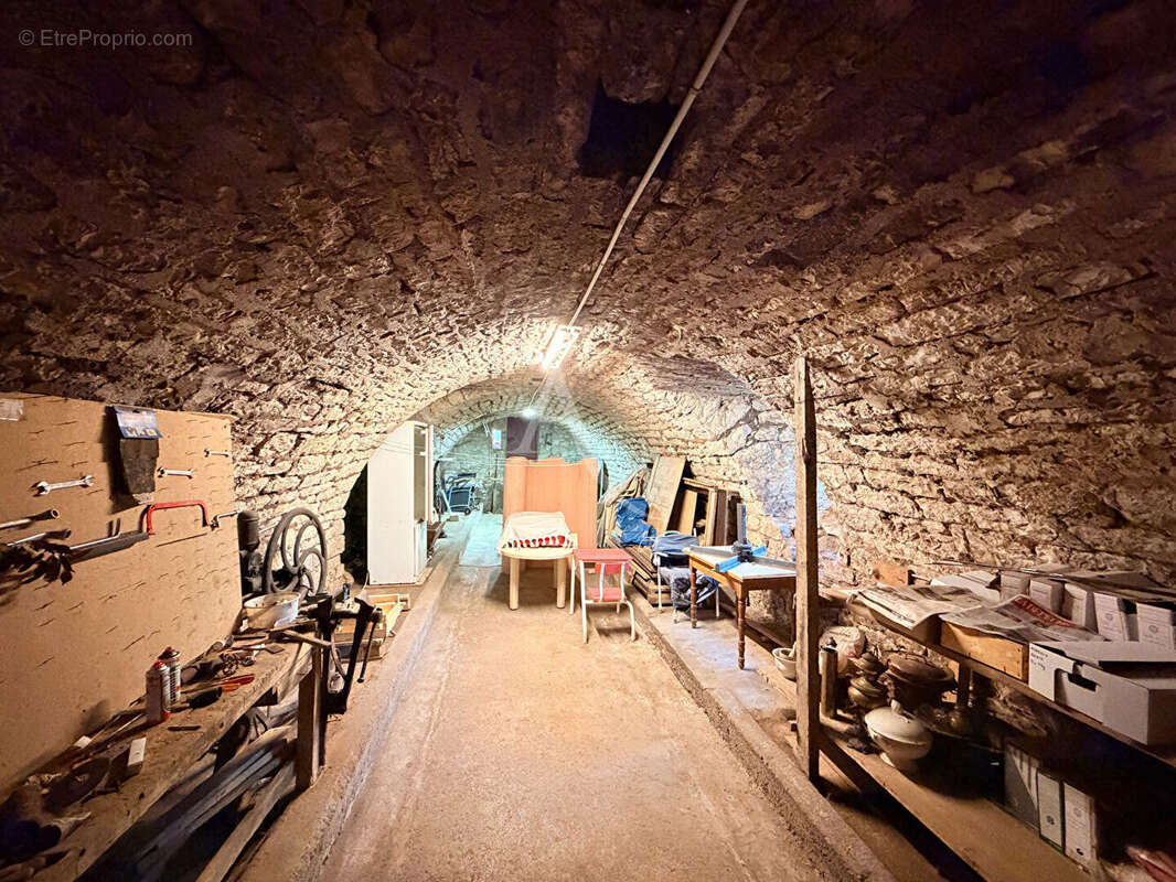 Maison  en pierre de194 m2 et granges - photo 12