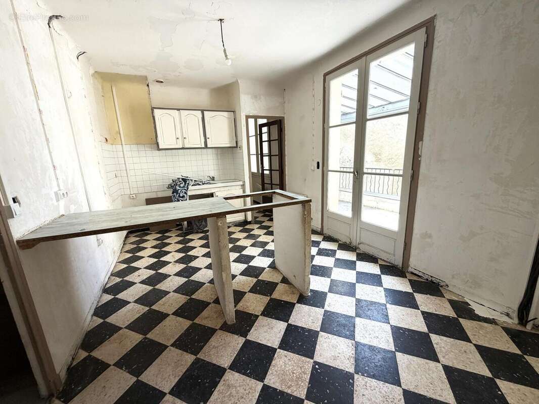 Maison 108 m² à Senas  - photo 3