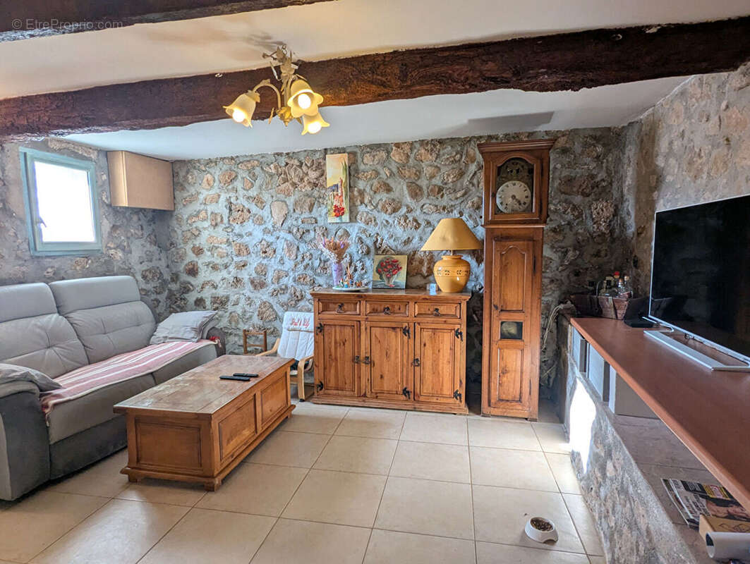 SALERNES propriété de 2 maisons, dépendances, piscine, terrain 8.444 m² - photo 7