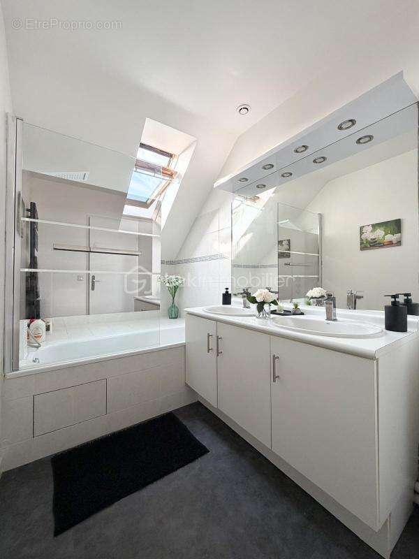 Maison à LE COUDRAY-MONTCEAUX