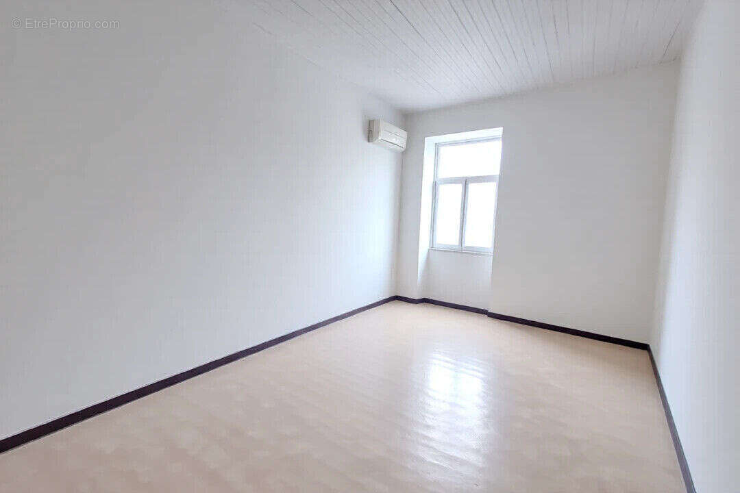 Mouriès, immeuble mixte de 240 m² avec deux logements et local commercial . - photo 11