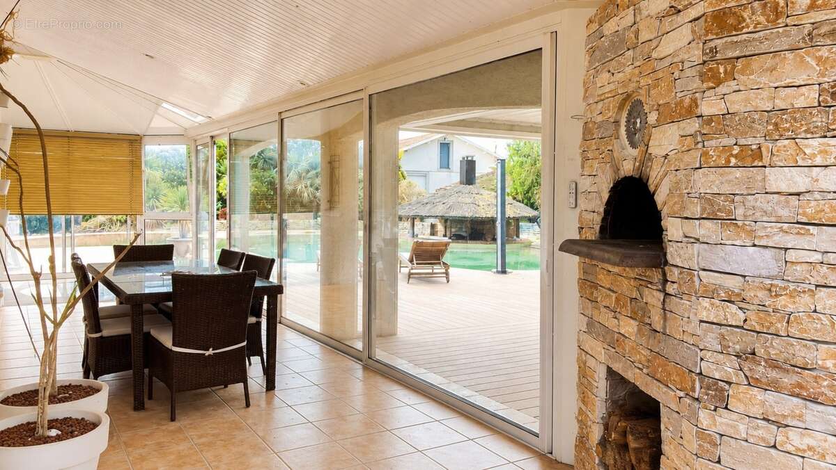 Villa T6 de 154m² de plain pied sur terrain de 2540m² - photo 4