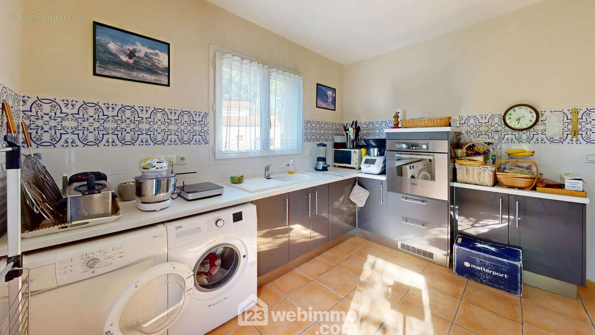 Arrière cuisine buanderie entièrement aménagée - Maison à TALMONT-SAINT-HILAIRE