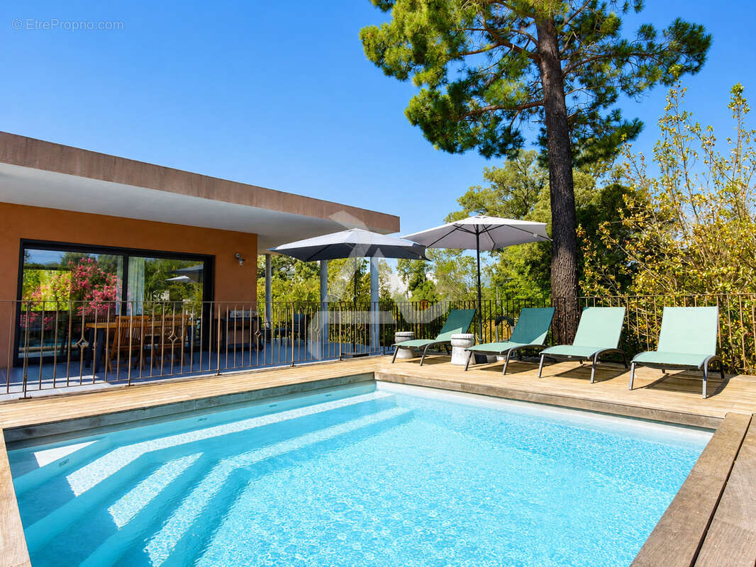 Villa de 115m2 de type 4  avec piscine au coeur du village de ste lucie de porto-vecchio et à proximité des pl - photo 6