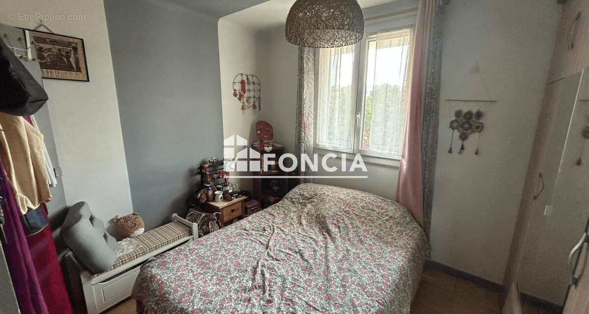 BRIGNOLES - Appartement T3, loué, avec balcon, loggia cave et garage - photo 5