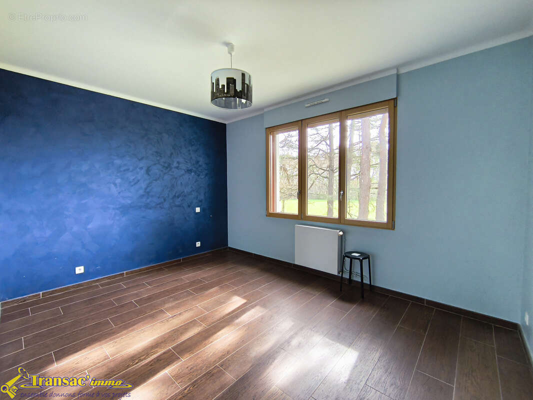 À Peschadoires, villa 9 pièces avec terrasse, garage 2 voitures et terrain. - photo 6