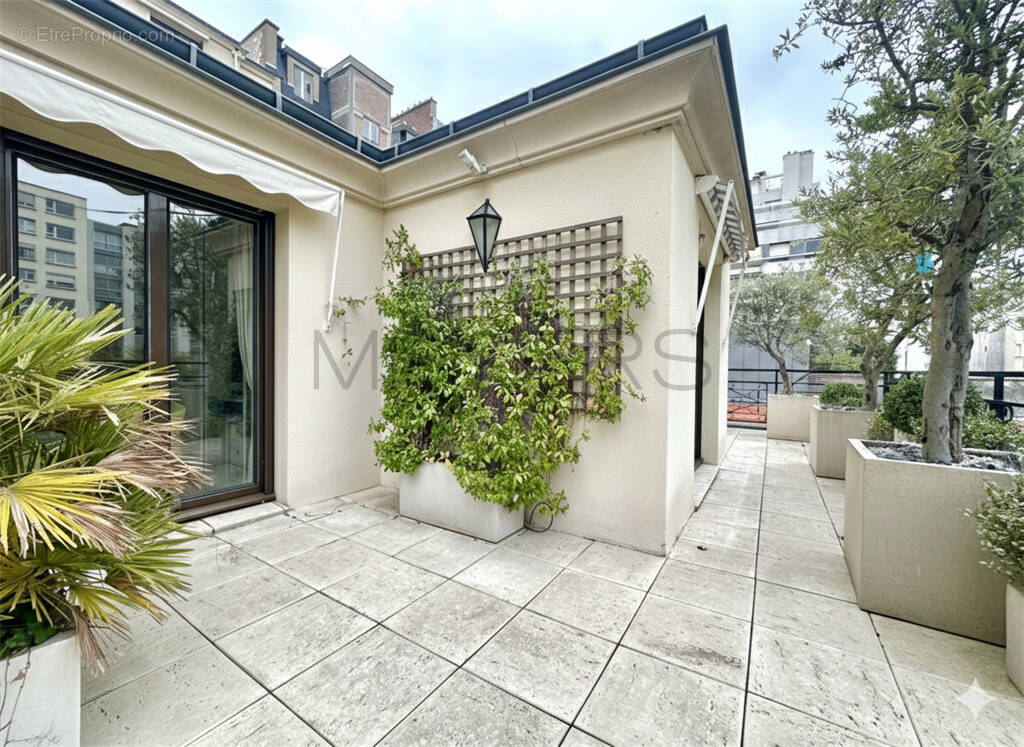 Appartement à PARIS-16E