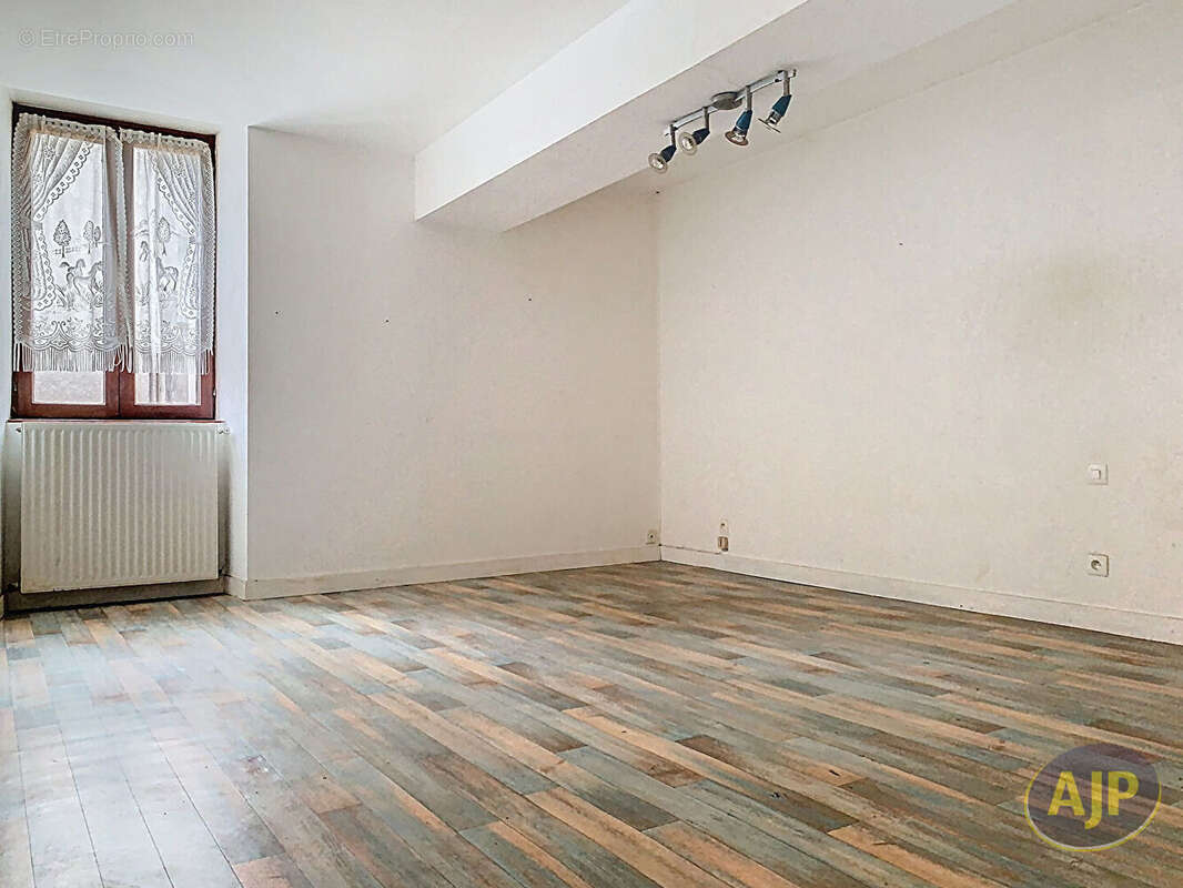 Maison à LE BOURG-D'IRE