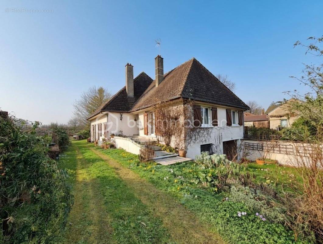 Maison à LUSSAC-LES-EGLISES