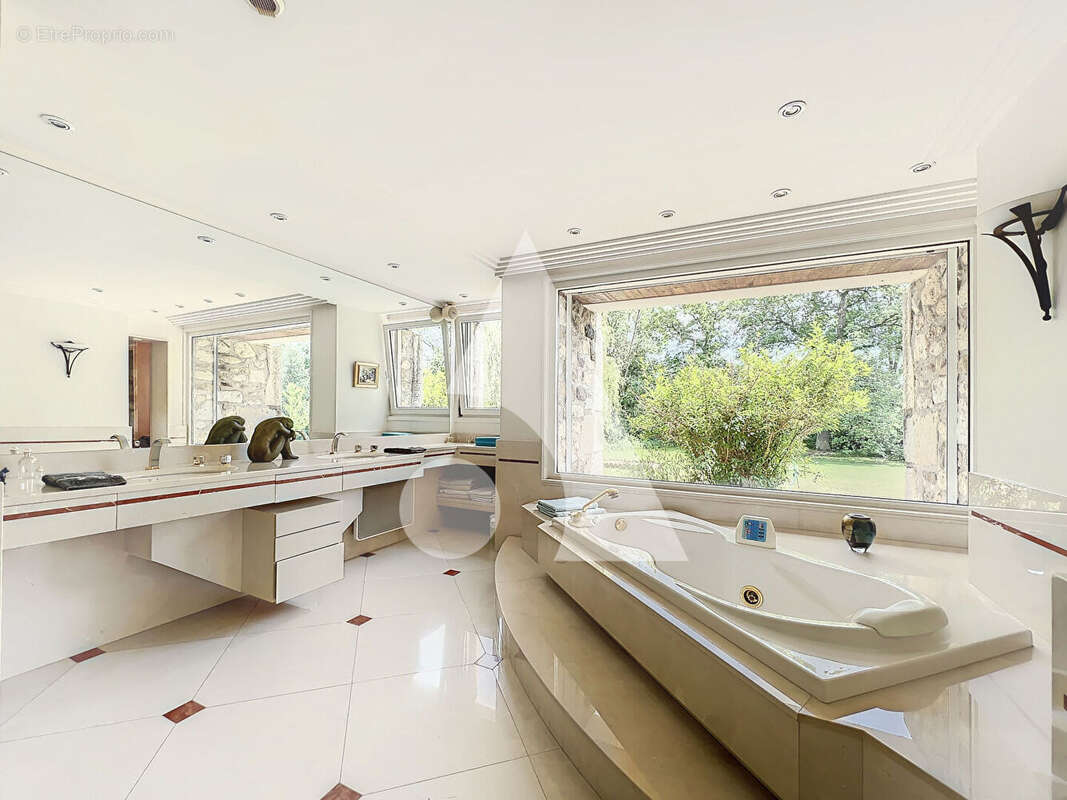 Maison à MONTROND-LES-BAINS