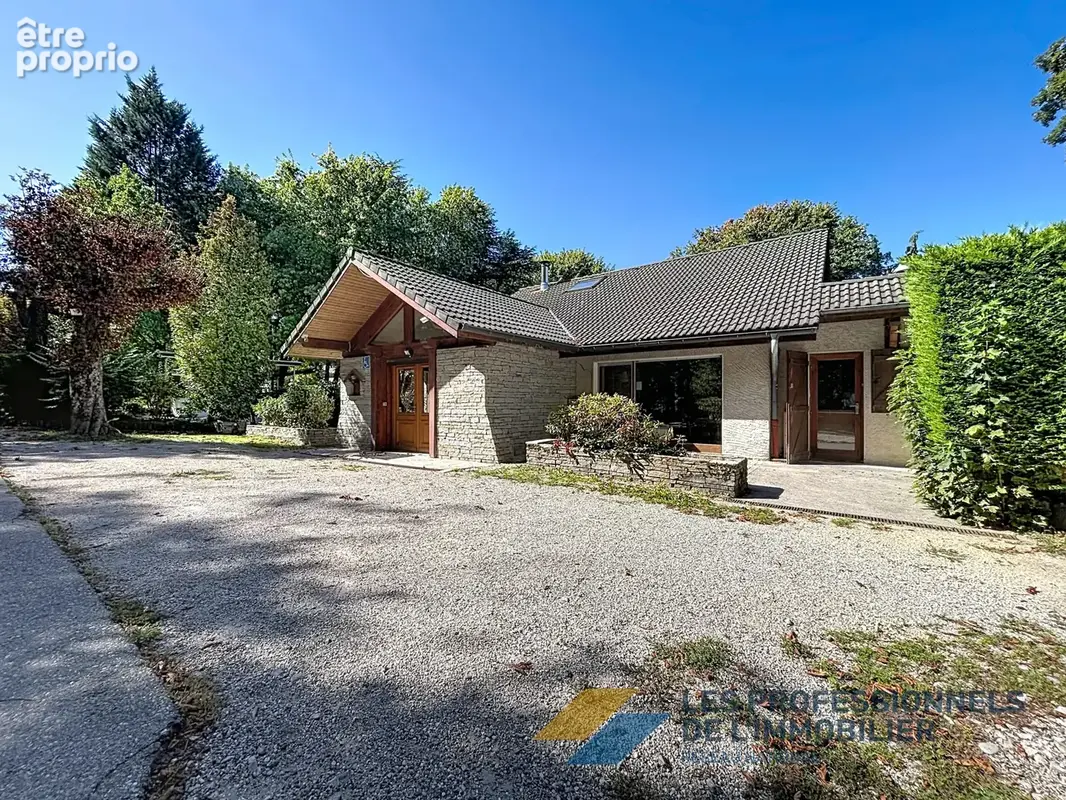 Photo Commerce à Challes-Les-Eaux au prix de 110 000€