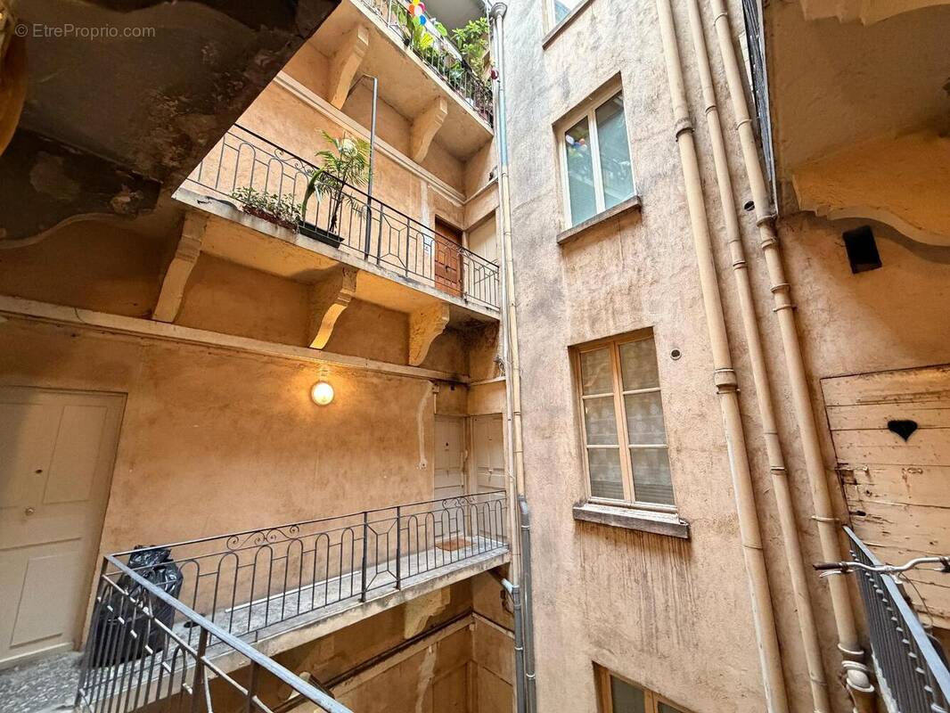   - Appartement à LYON-5E