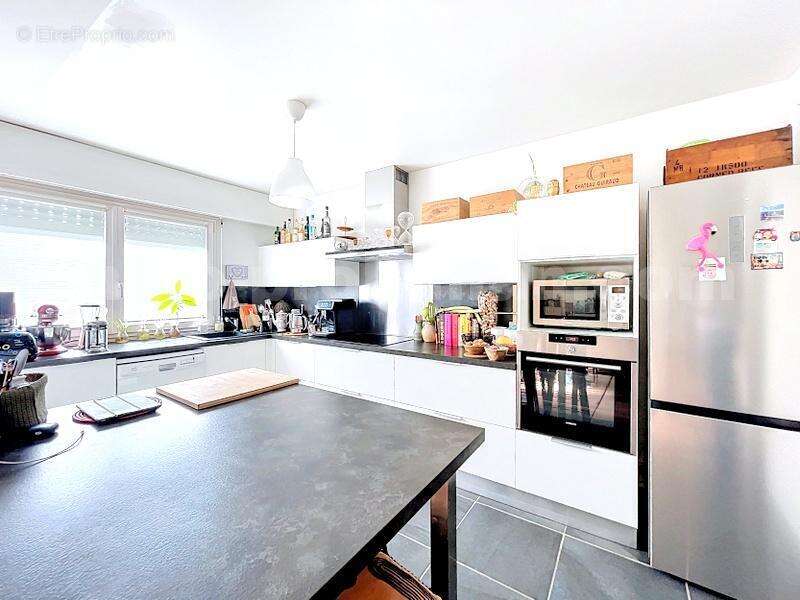 APPARTEMENT_T4_TRANSFORMEE_EN_T3_IMMO_PROLEMAN_COLLONGES_SOUS_SALEVE_BELLES_PRESTATIONS_RENOVEE_BEAUX_VOLUMES_PIED_DE_LA_DOUANE_Veyrier_geneve_TRAM_CEVA_frontiere_Suisse_rangement_pièce_de_vie_séjour_cuisine - Appartement à COLLONGES-SOUS-SALEVE