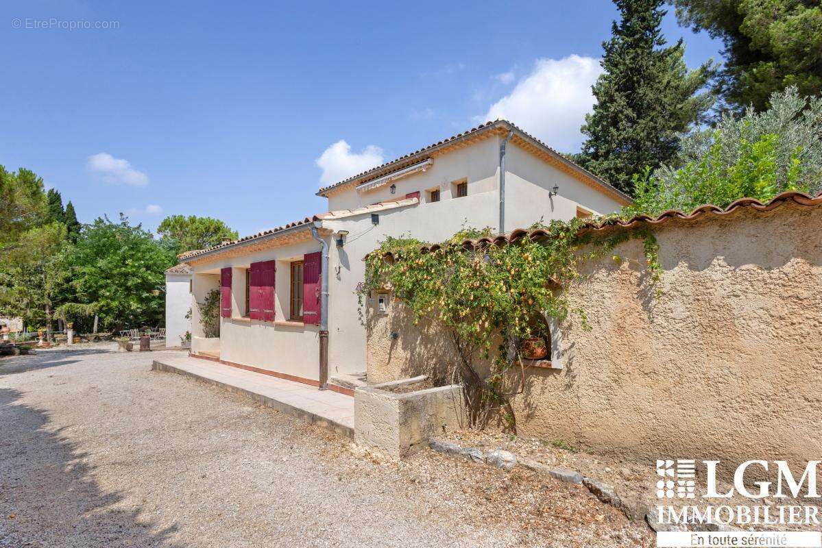 Aix en Provence - Propriété avec studio indépendant, garage de 80 m² et plus de 3 000 m² de terrain - photo 17
